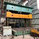 南通2500吨四柱液压机一台。有效台面2.3x4米。多点顶.